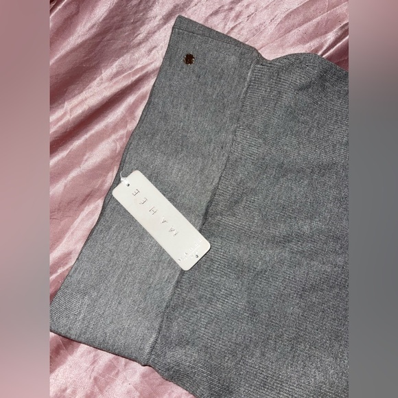 Asymmetrical skirt. - Picture 3 of 4